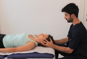 osteopata che esegue una tecnica craniale