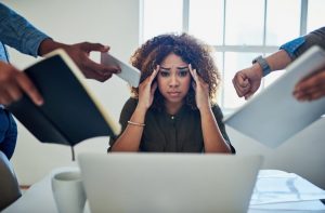 donna stressata sul posto di lavoro