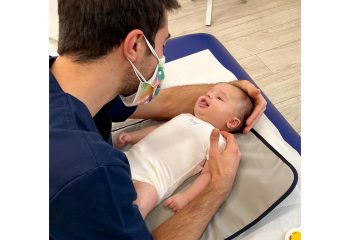 trattamento dell'osteopata su neonato con torcicollo