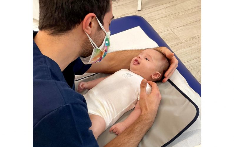 trattamento dell'osteopata su neonato con torcicollo