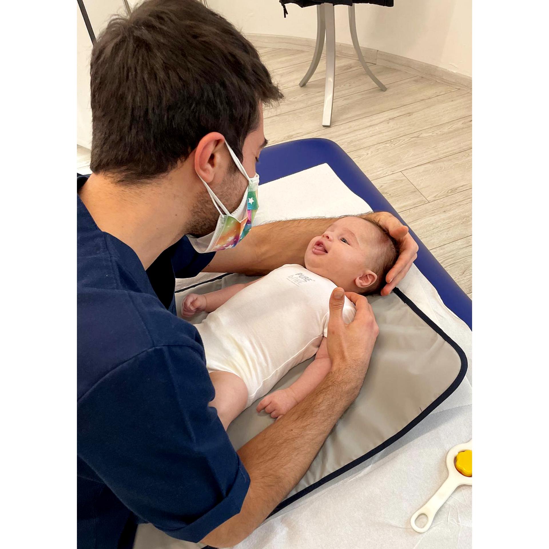 trattamento dell'osteopata su neonato con torcicollo