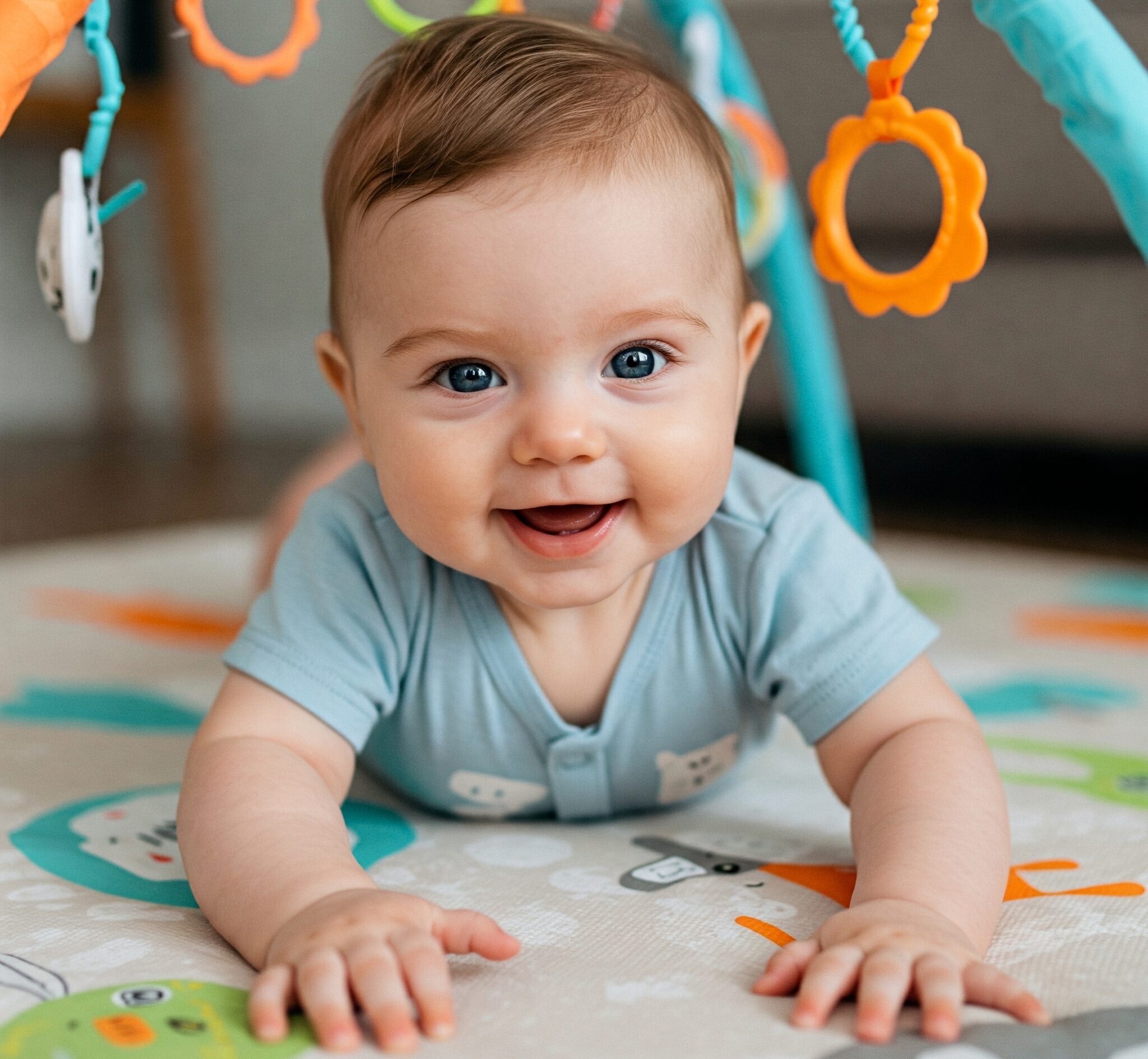 neonato a pancia in giù in tummy time che sorride