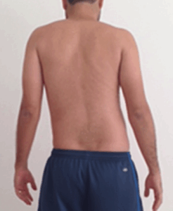 uomo visto da dietro con il bacino spostato a destra e la colonna a sinistra