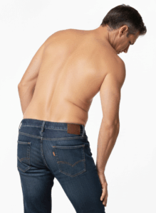 uomo piegato in avanti per dolore da sciatica